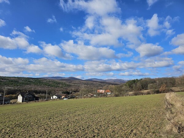 Slnečný stavebný pozemok IBV Zlatníky 958m2 - na predaj