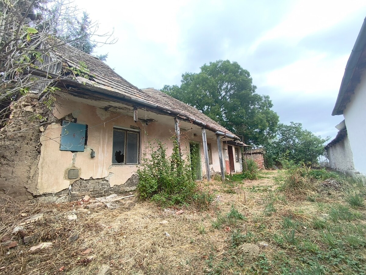 PREDAJ – POZEMOK 1 907 m² SO STARÝM DOMOM, MIKUŠOVCE, OKRES LUČENEC — foto 2