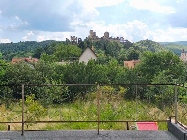 Kde sa ranná káva pije s výhľadom na históriu: Rodinný dom v Divíne