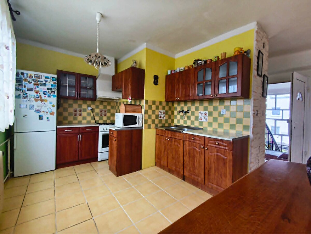 PRIESTRANNÝ 3+1 BYT (91 m²) S ATMOSFÉROU RODINNÉHO DOMU