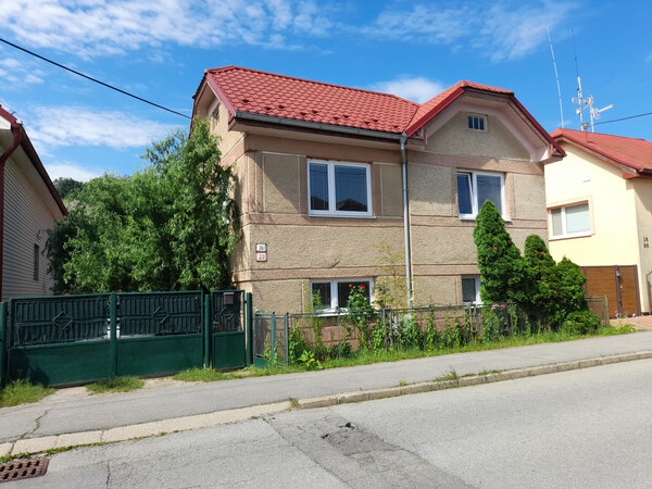 Hľadáte dokonalý rodinný prístav? 5-izbový tehlový dom s obrovským pozemkom v Myslave!