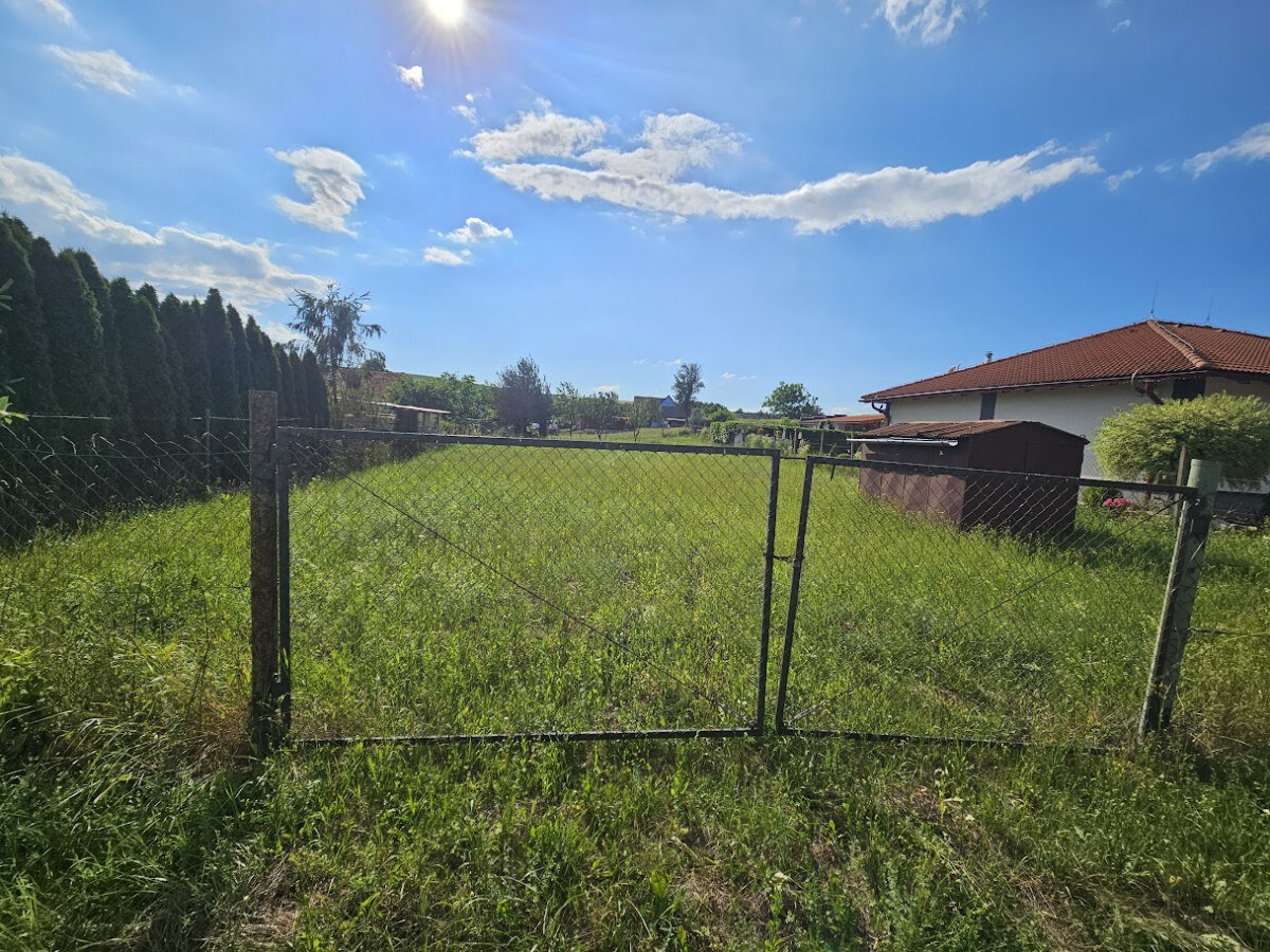Stavebný rovinatý pozemok v lone prírody 912m2, 15 min. od KE