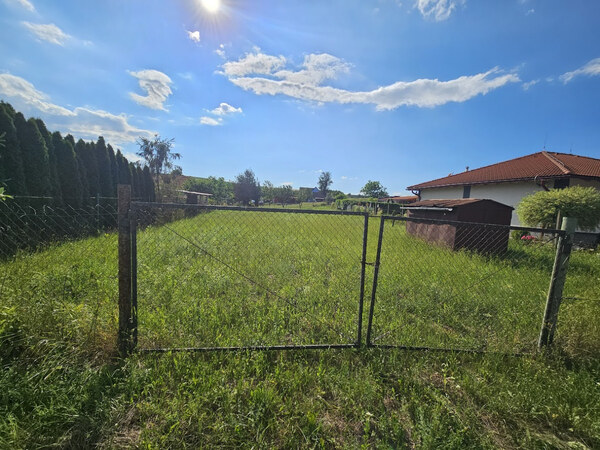 Stavebný rovinatý pozemok v lone prírody 912m2, 15 min. od KE