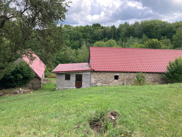 Útulná chalupa v srdci Podpoľania – ticho, potôčik a romantika lesa