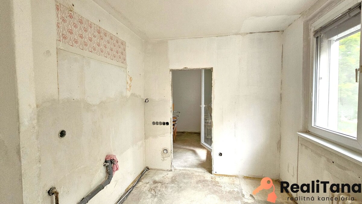 STUPAVA - predaj 4 izbového holobytu s loggiou v centre Stupavy — foto 11