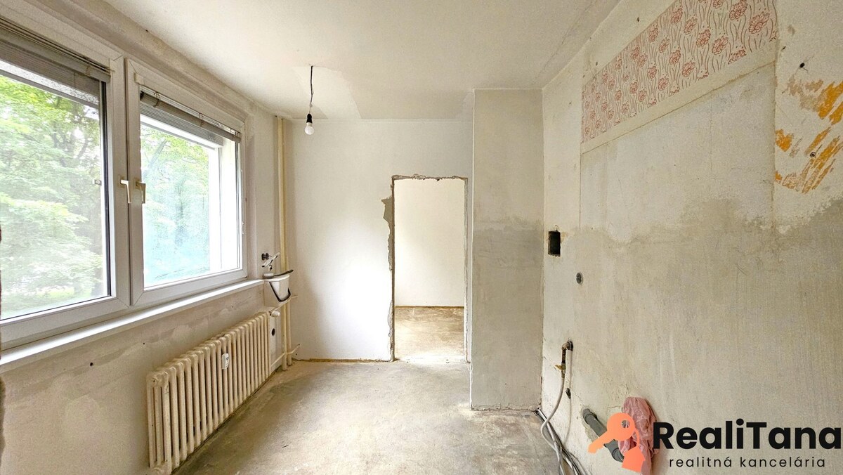 STUPAVA - predaj 4 izbového holobytu s loggiou v centre Stupavy — foto 10