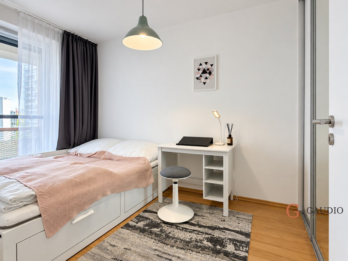 GAUDIO reality | zariadený, dve izby s lodžiou na Muchovom námestí | Garážové parkovanie — foto 10