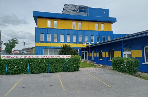 Na predaj výrobná hala a administratívna budova