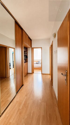 PRIESTRANNÝ 3-IZBOVÝ BYT BLÍZKO CENTRA AJ DUNAJSKEJ HRÁDZE — foto 11