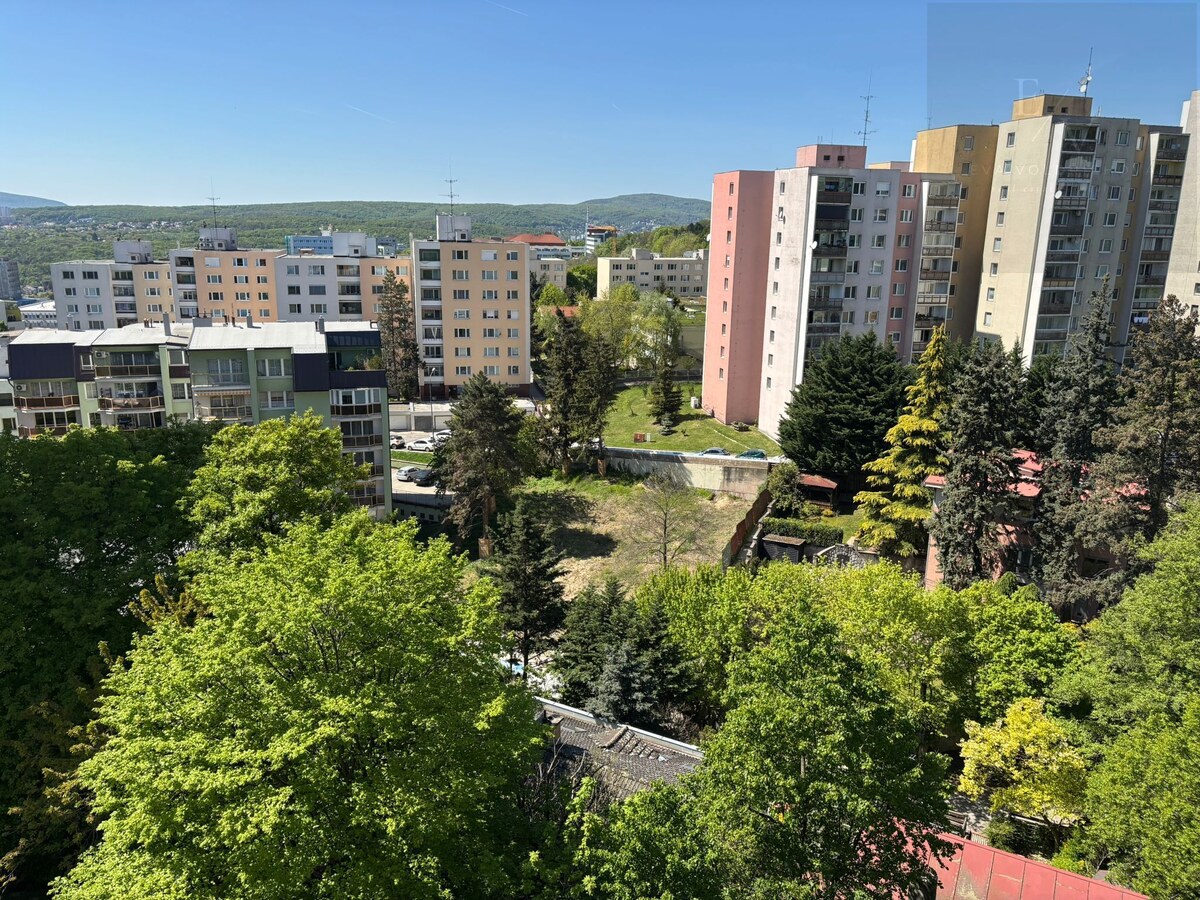 KRAMÁRE | kompaktný 3-izbový byt s veľkou loggiou, výhľadom a Kolibou za rohom — foto 14