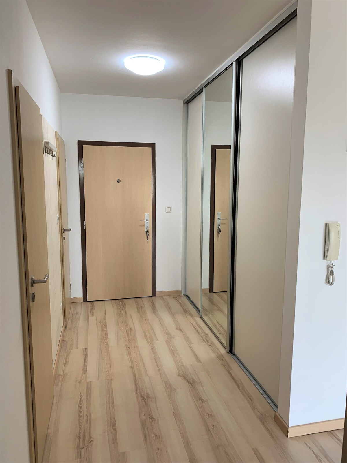 Priestranný 2 izb. byt vo výbornej lokalite, kryté parkovacie miesto v cene — foto 11