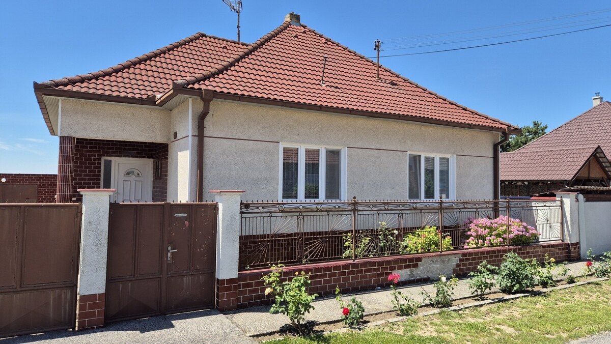 REZERVOVANÝ! Rodinný  dom  s novou strechou, predaj, Košúty