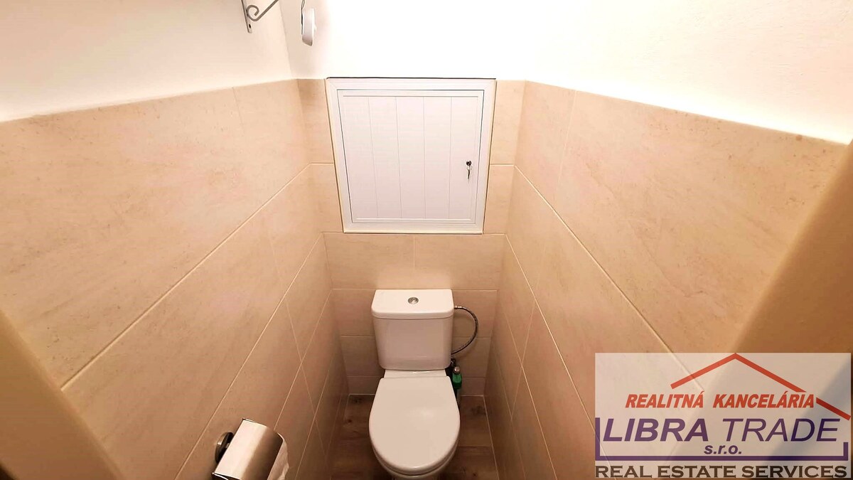 PREDAJ - Kompletne prerobeného 3 izbového bytu s loggiou na ulici Vodnej v Komárne  — foto 10
