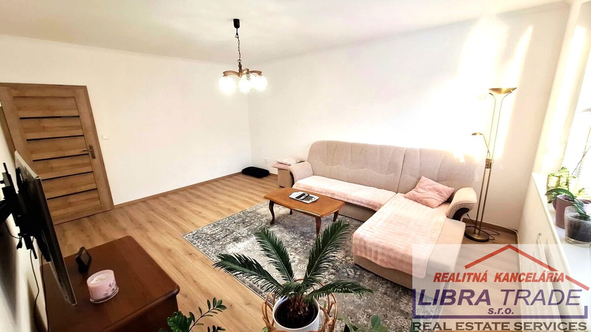 PREDAJ - Kompletne prerobeného 3 izbového bytu s loggiou na ulici Vodnej v Komárne  — foto 12