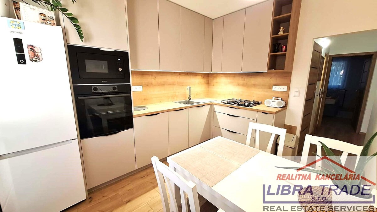 PREDAJ - Kompletne prerobeného 3 izbového bytu s loggiou na ulici Vodnej v Komárne  — foto 2