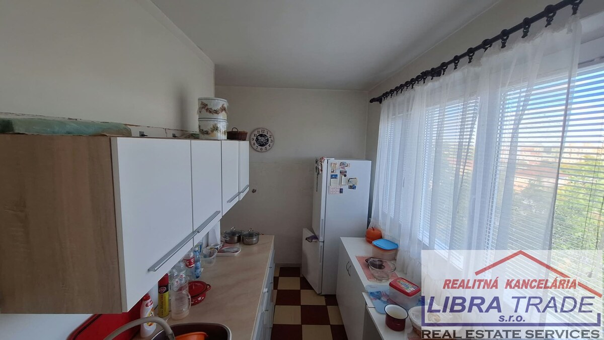 PREDAJ - Zachovalý 3 izbový byt s loggiou na Košickej ulici v Komárne  — foto 4