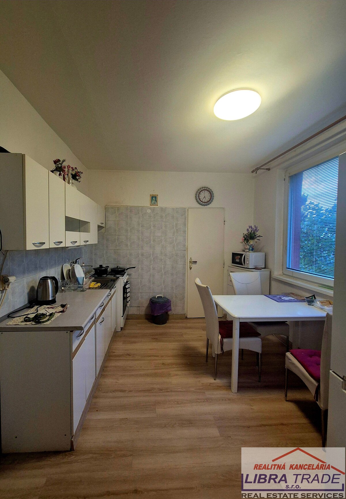 EXKLUZÍVNE NA PREDAJ – PRIESTRANNÝ 3-IZBOVÝ BYT S BALKÓNOM, NOVÉ ZÁMKY — foto 2