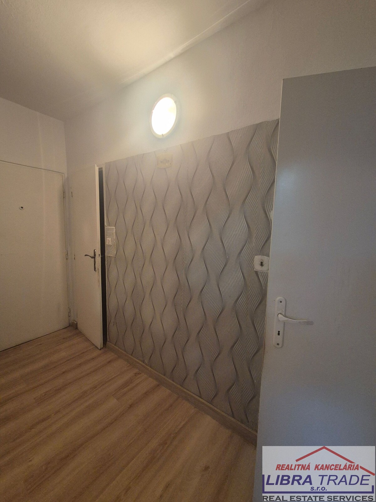 EXKLUZÍVNE NA PREDAJ – PRIESTRANNÝ 3-IZBOVÝ BYT S BALKÓNOM, NOVÉ ZÁMKY — foto 3