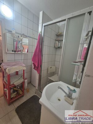 EXKLUZÍVNE NA PREDAJ – PRIESTRANNÝ 3-IZBOVÝ BYT S BALKÓNOM, NOVÉ ZÁMKY — foto 6