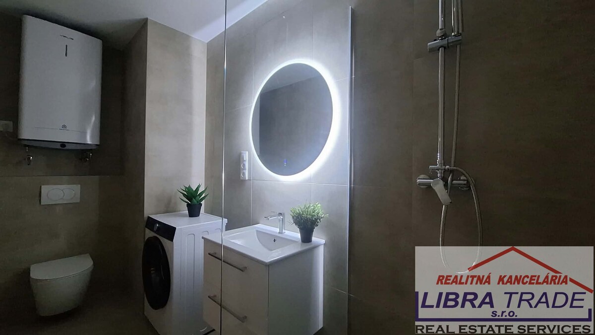 PREDAJ - Kompletne prerobený tehlový 2 izbový byt neďaleko centra Komárna  — foto 12