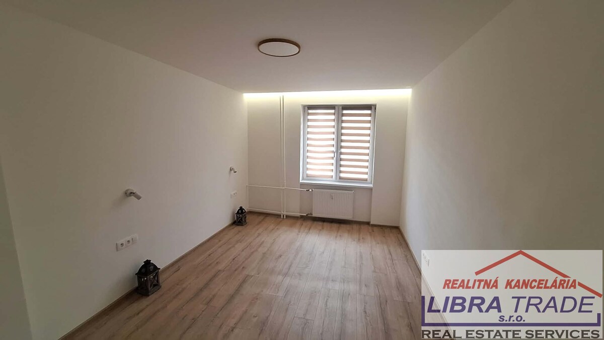 PREDAJ - Kompletne prerobený tehlový 2 izbový byt neďaleko centra Komárna  — foto 14