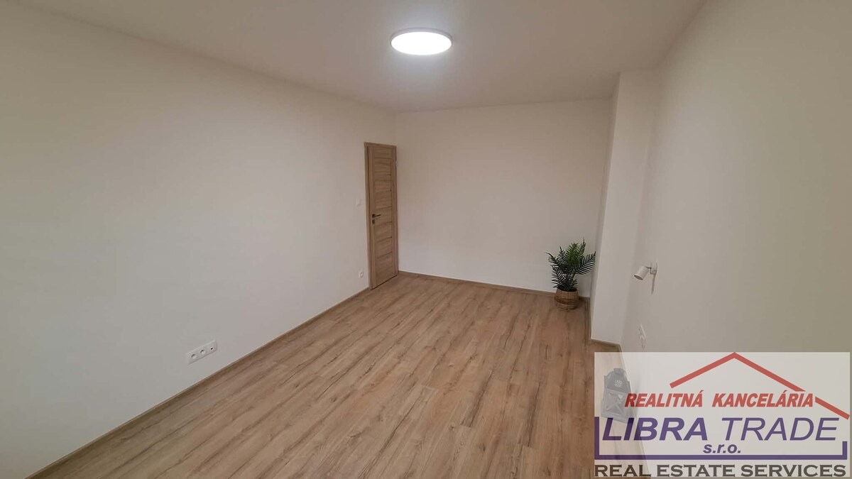 PREDAJ - Kompletne prerobený tehlový 2 izbový byt neďaleko centra Komárna  — foto 15