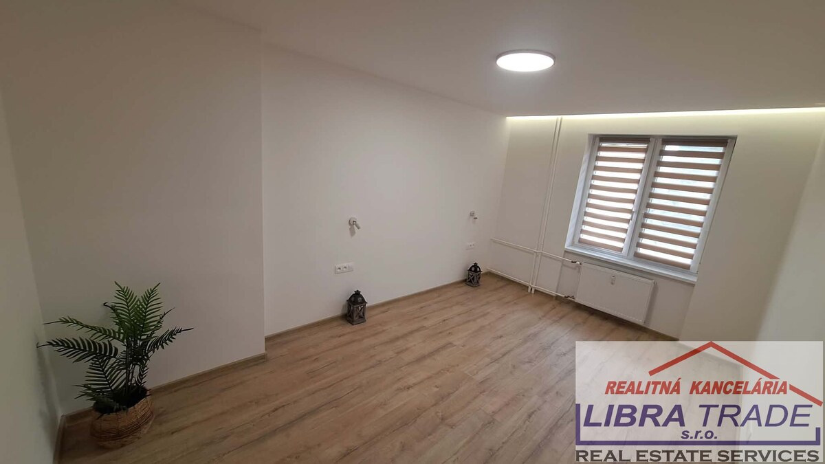 PREDAJ - Kompletne prerobený tehlový 2 izbový byt neďaleko centra Komárna  — foto 16