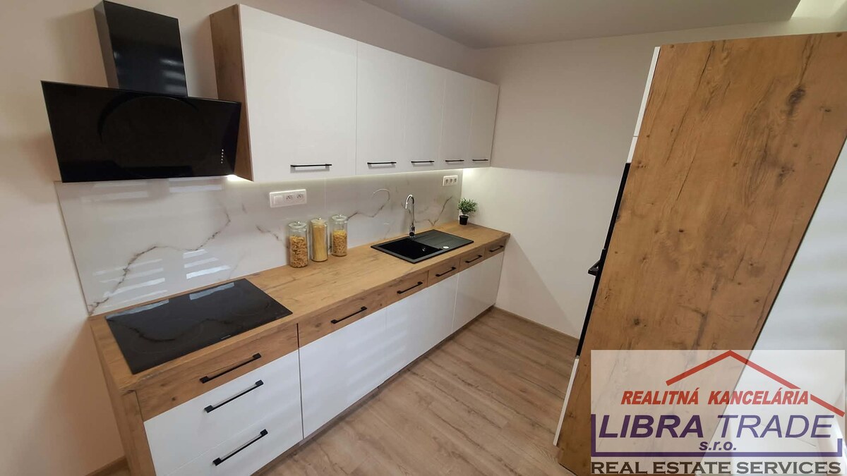 PREDAJ - Kompletne prerobený tehlový 2 izbový byt neďaleko centra Komárna  — foto 3