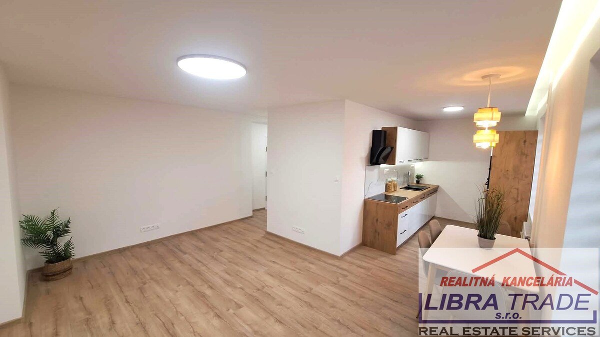 PREDAJ - Kompletne prerobený tehlový 2 izbový byt neďaleko centra Komárna  — foto 4