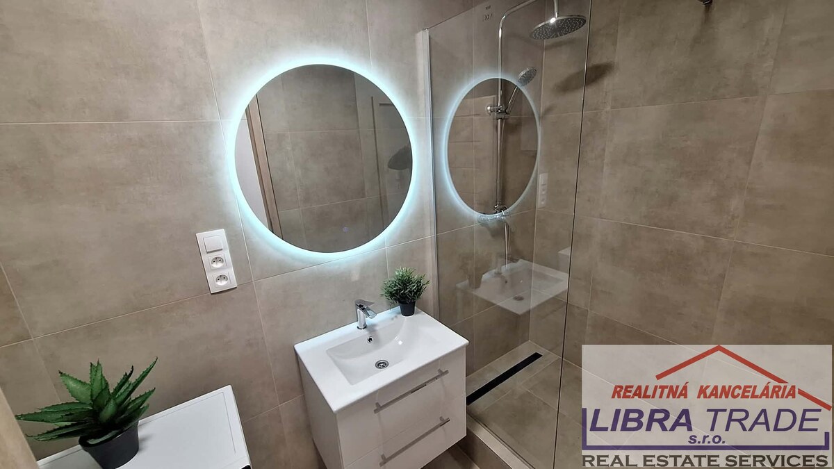 PREDAJ - Kompletne prerobený tehlový 2 izbový byt neďaleko centra Komárna  — foto 8