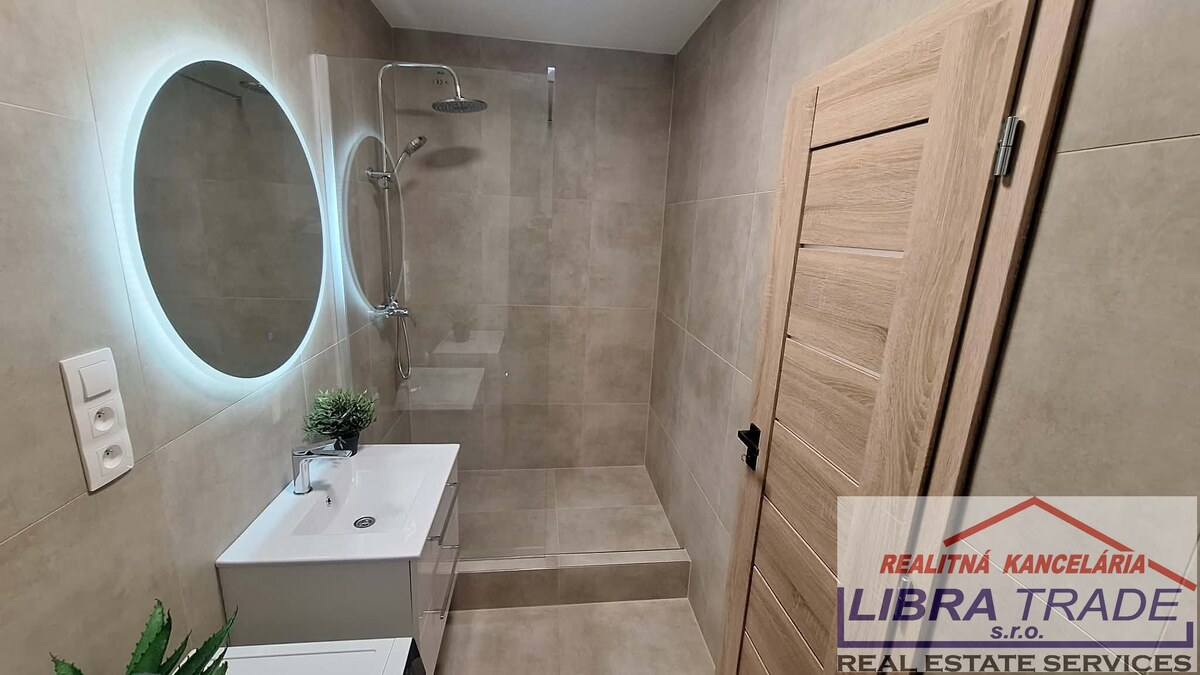 PREDAJ - Kompletne prerobený tehlový 2 izbový byt neďaleko centra Komárna  — foto 9