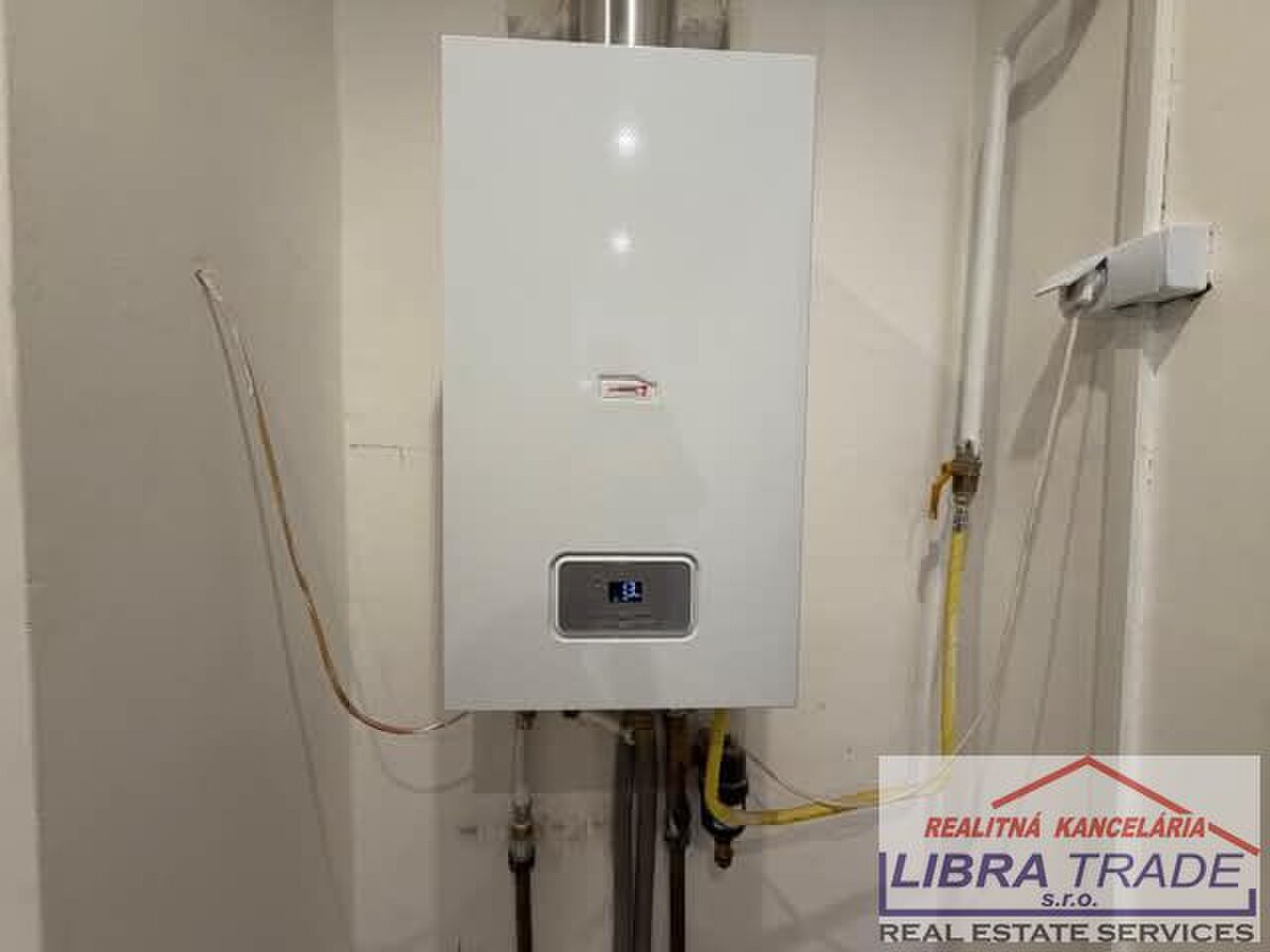 EXKLUZÍVNY PREDAJ/VÝMENA - Kompletne prerobený 2 izbový tehlový byt s vlastným kúrením a balkónom v Hurbanove  — foto 12