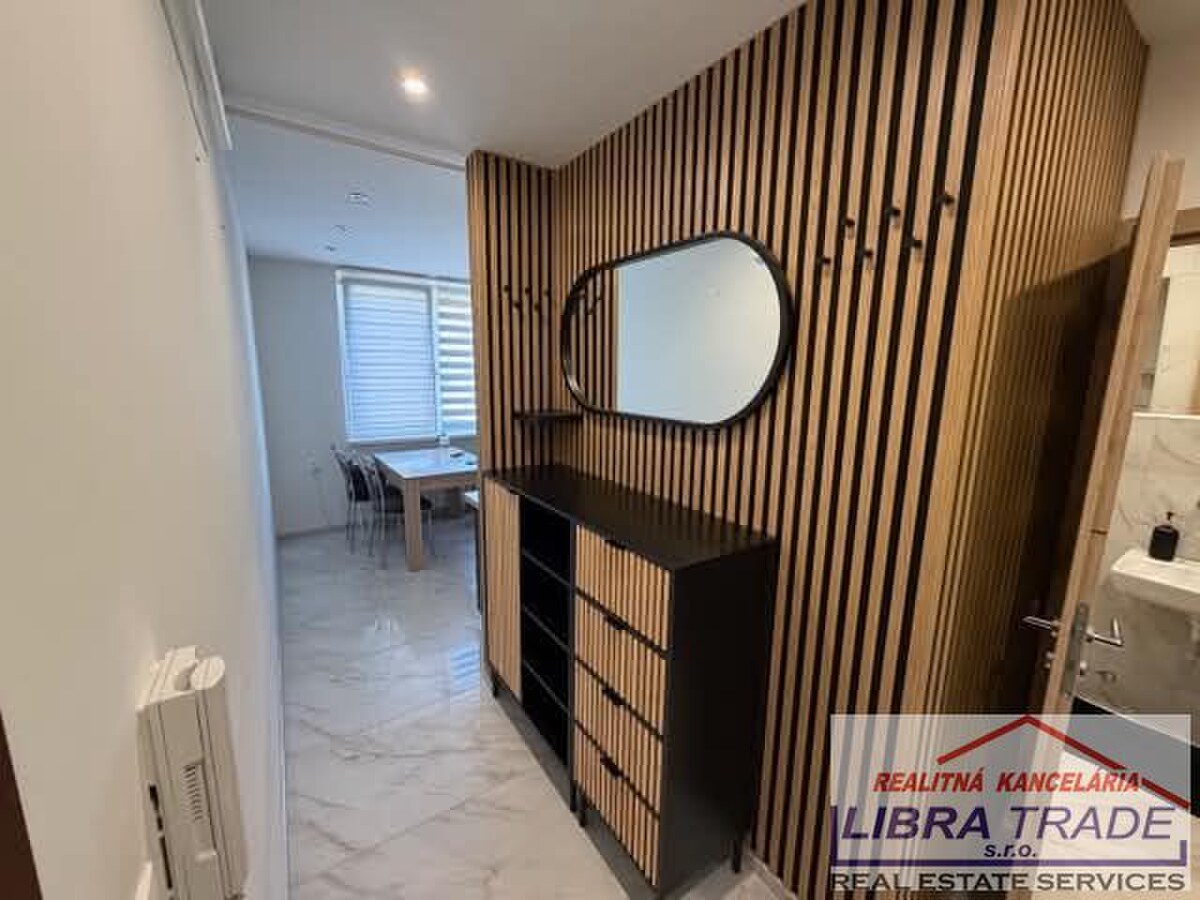 EXKLUZÍVNY PREDAJ/VÝMENA - Kompletne prerobený 2 izbový tehlový byt s vlastným kúrením a balkónom v Hurbanove  — foto 2