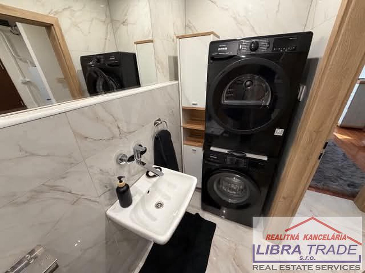 EXKLUZÍVNY PREDAJ/VÝMENA - Kompletne prerobený 2 izbový tehlový byt s vlastným kúrením a balkónom v Hurbanove  — foto 3