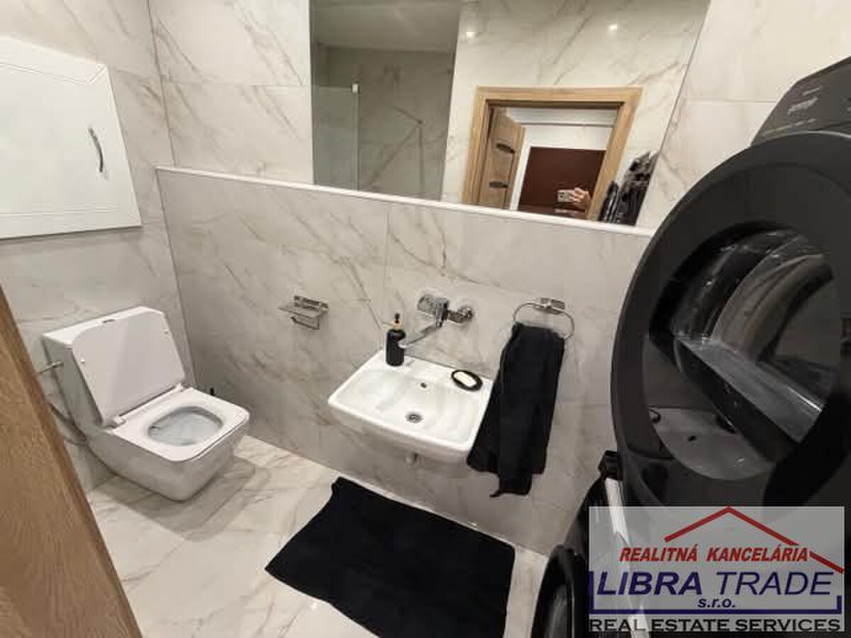 EXKLUZÍVNY PREDAJ/VÝMENA - Kompletne prerobený 2 izbový tehlový byt s vlastným kúrením a balkónom v Hurbanove  — foto 4