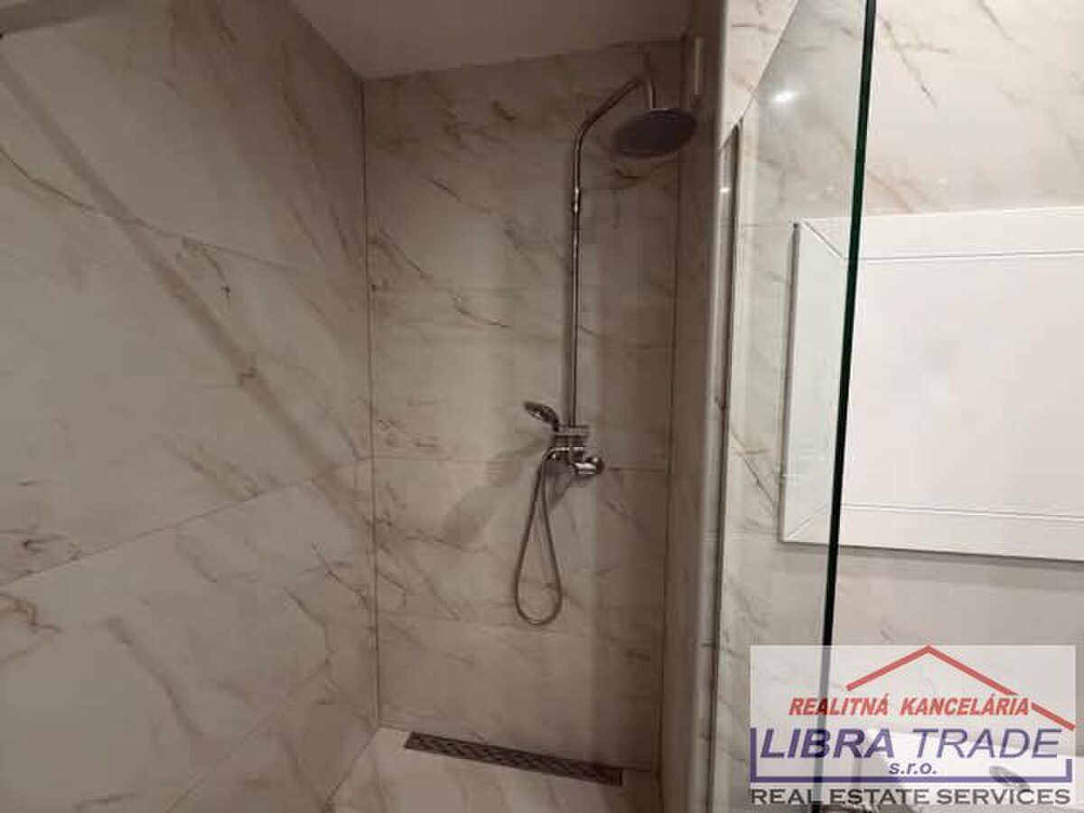 EXKLUZÍVNY PREDAJ/VÝMENA - Kompletne prerobený 2 izbový tehlový byt s vlastným kúrením a balkónom v Hurbanove  — foto 7