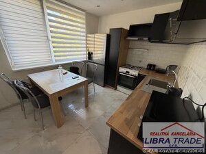 EXKLUZÍVNY PREDAJ/VÝMENA - Kompletne prerobený 2 izbový tehlový byt s vlastným kúrením a balkónom v Hurbanove  — foto 1