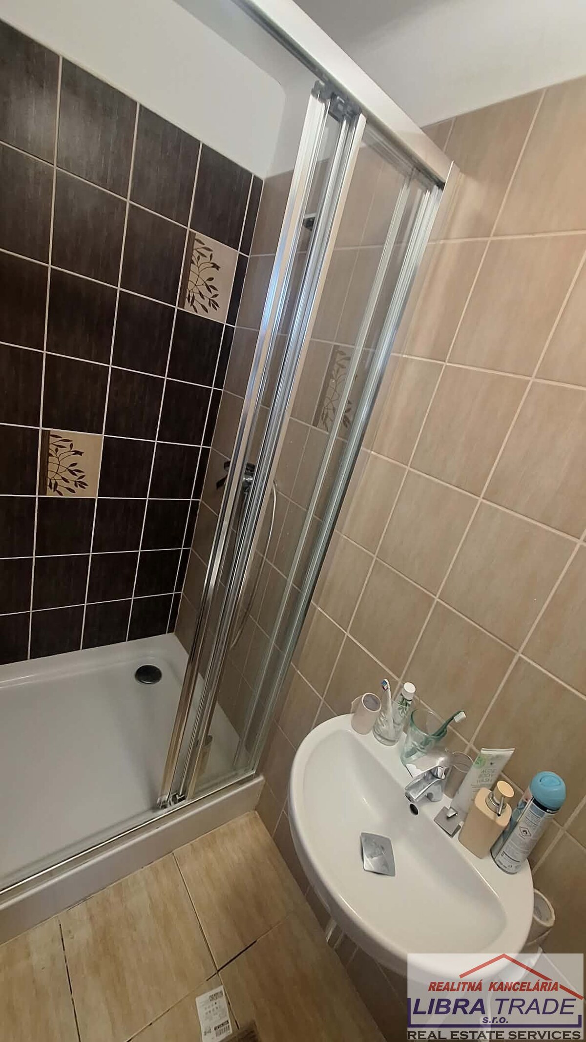 EXKLUZÍVNY PREDAJ - Rodinný dom na Leteckom poli VÝHODNÁ PONUKA A DOBRÁ POZÍCIA v Komárne — foto 6