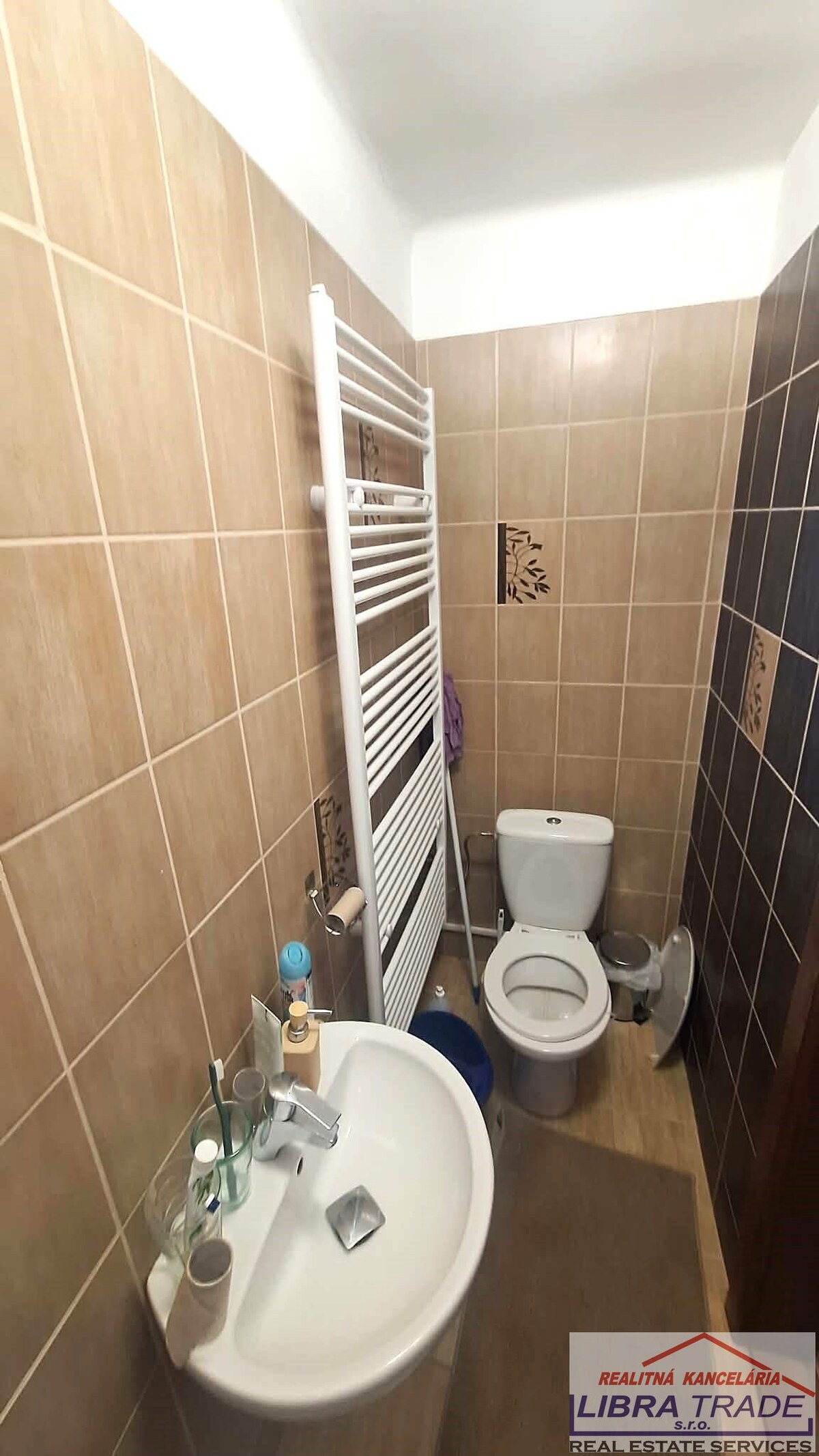 EXKLUZÍVNY PREDAJ - Rodinný dom na Leteckom poli VÝHODNÁ PONUKA A DOBRÁ POZÍCIA v Komárne — foto 7