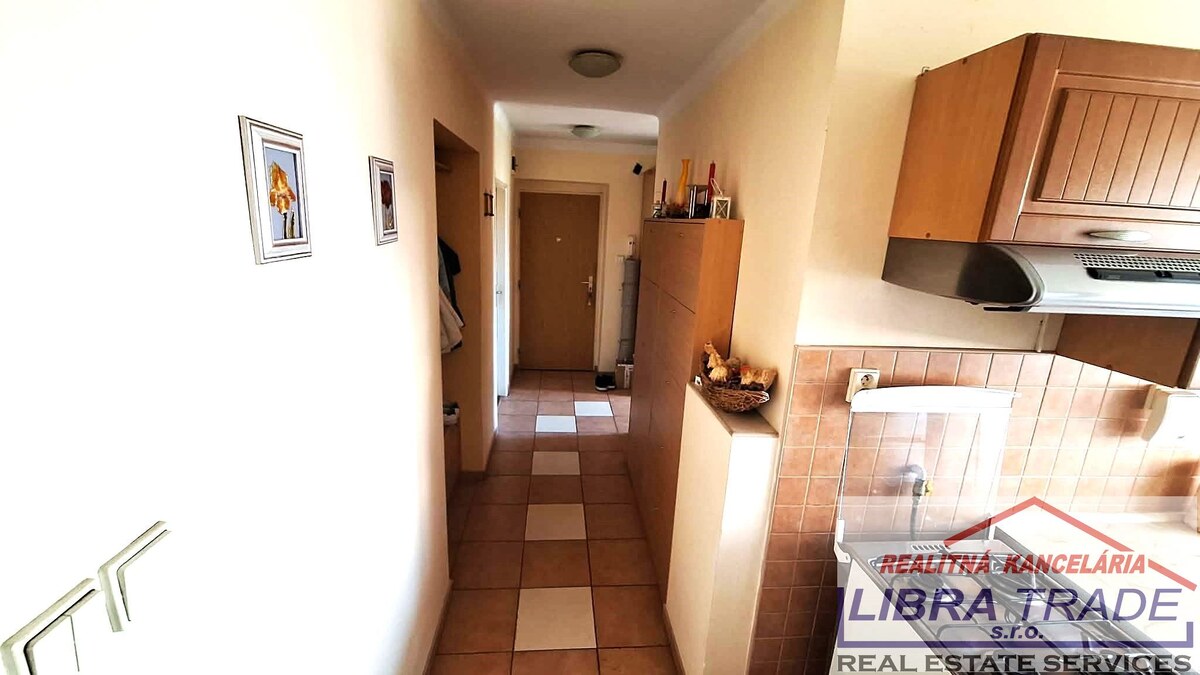 EXKLUZÍVNY PREDAJ - Kompletne prerobený 2 izbový byt v Komárne  — foto 3