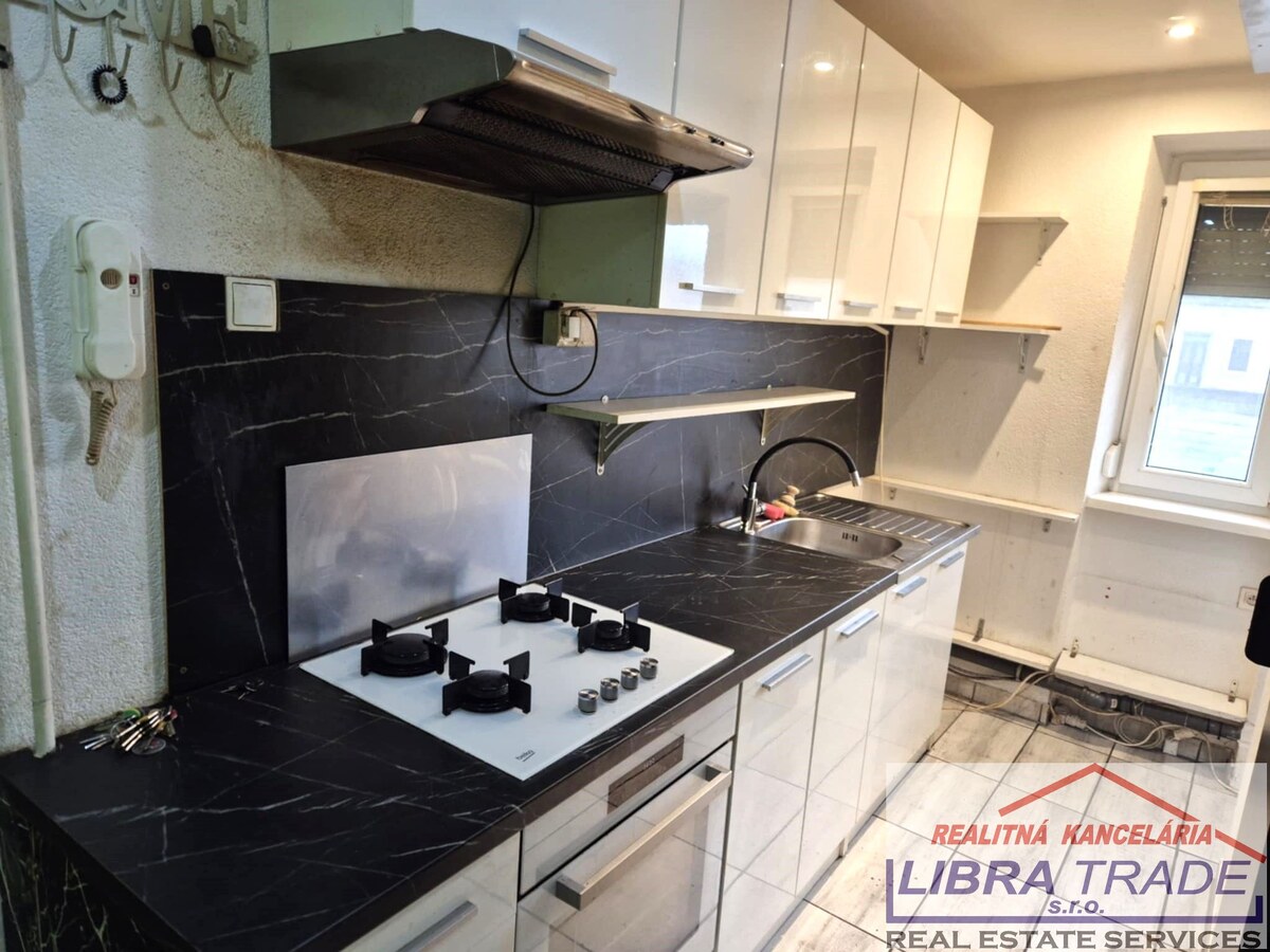 PREDAJ - 2 izbový tehlový byt prerobený na 3 izbový byt s vlastným kúrením v Komárne  — foto 2