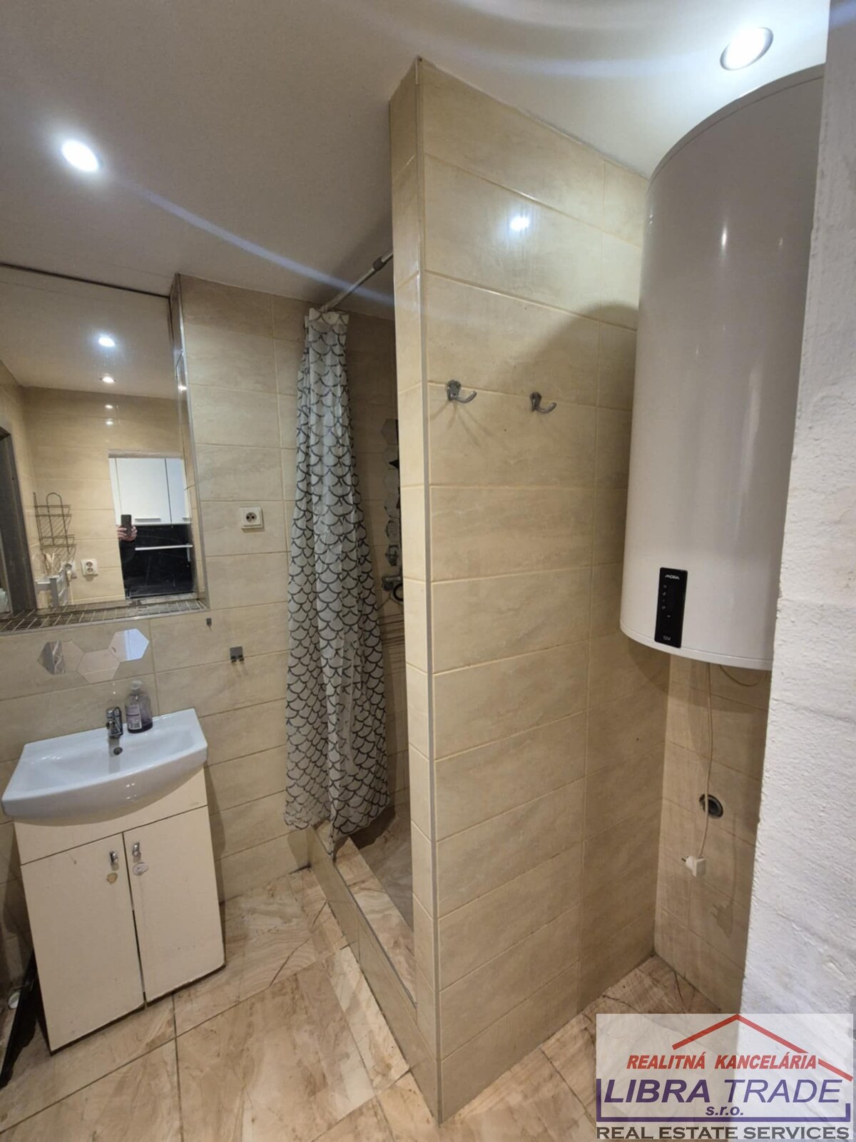 PREDAJ - 2 izbový tehlový byt prerobený na 3 izbový byt s vlastným kúrením v Komárne  — foto 7