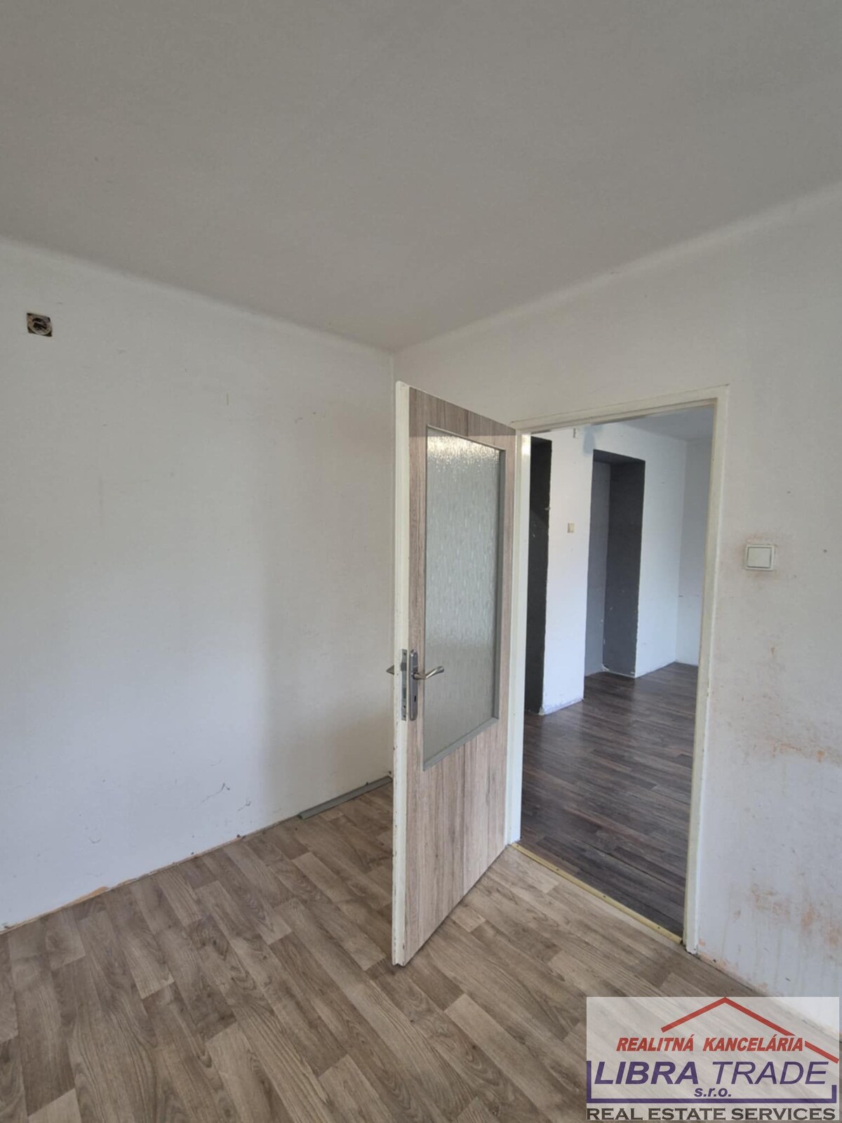 PREDAJ - 2 izbový tehlový byt prerobený na 3 izbový byt s vlastným kúrením v Komárne  — foto 10