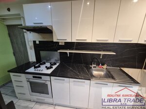 PREDAJ - 2 izbový tehlový byt prerobený na 3 izbový byt s vlastným kúrením v Komárne  — foto 1