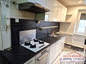 PREDAJ - 2 izbový tehlový byt prerobený na 3 izbový byt s vlastným kúrením v Komárne  — foto 2