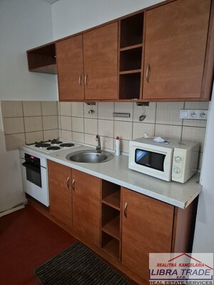 PREDAJ - čiastočne prerobená garsónka s balkónom na Eotvosovej ulici v Komárne  — foto 1