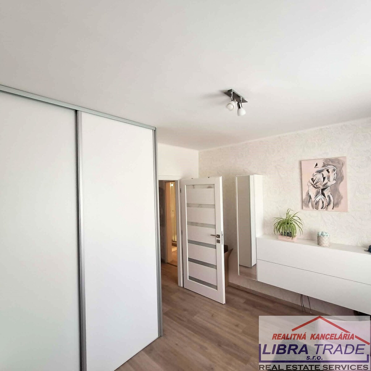 PREDAJ - Kompletne prerobený 3 izbový byt neďaleko centra v Komárne  — foto 16