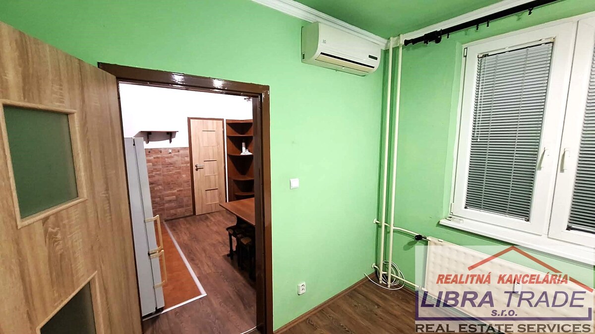 EXKLUZÍVNY PREDAJ - Čiastočne prerobený 3 izbový byt s loggiou na Českej ul. v Komárne VII. sídlisko DOHODA MOŽNÁ!  — foto 12