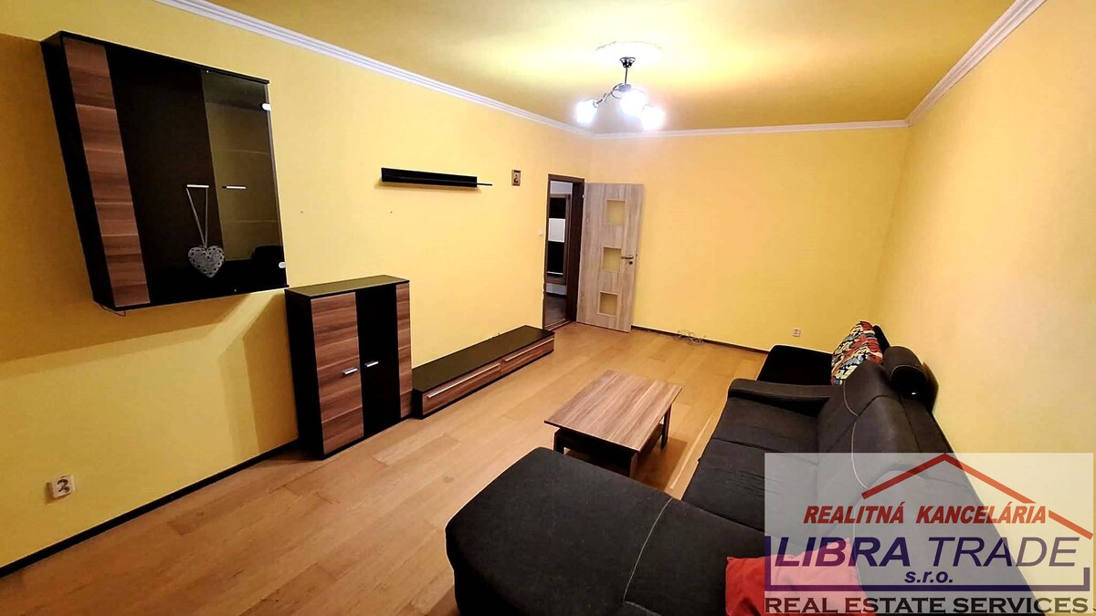 EXKLUZÍVNY PREDAJ - Čiastočne prerobený 3 izbový byt s loggiou na Českej ul. v Komárne VII. sídlisko DOHODA MOŽNÁ!  — foto 10