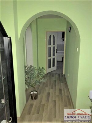 Predaj - polyfunkčný objekt s 2 bytovými jednotkami a podnikateľskými priestormi v centre Komárna — foto 7